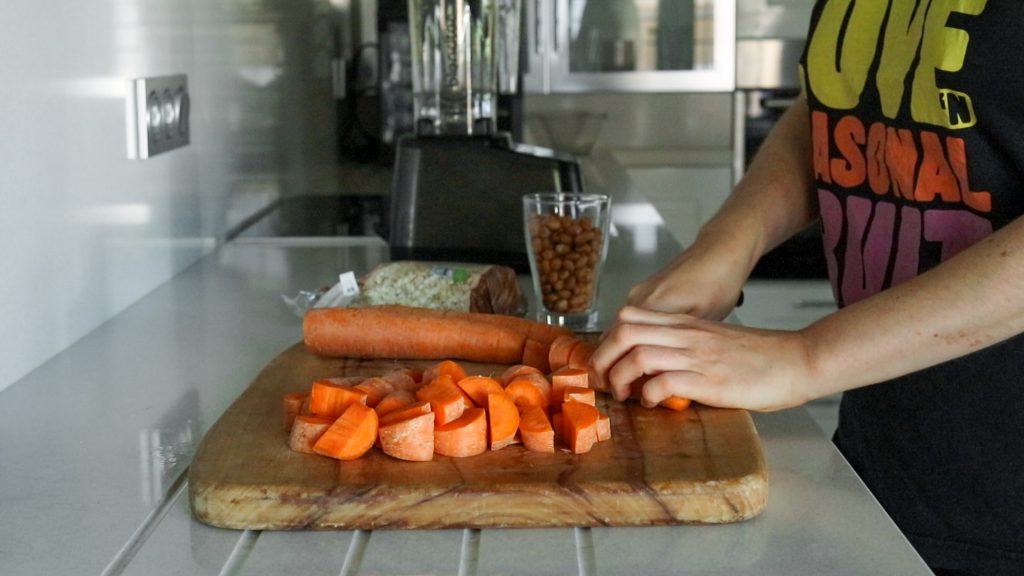Karotten schneiden für die Hundekekse.
