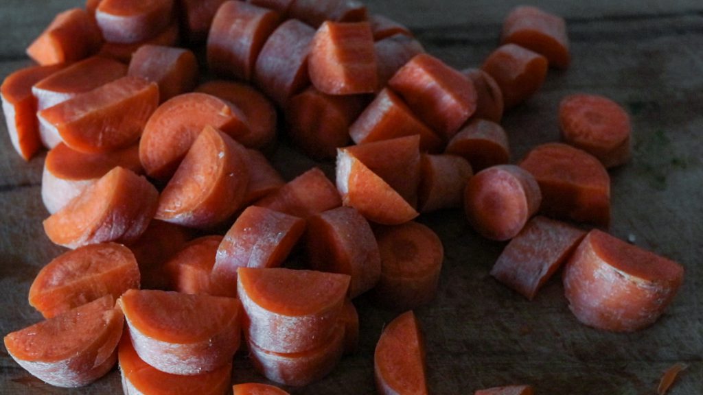 Karotten schneiden für die veganen Hundekekse.
