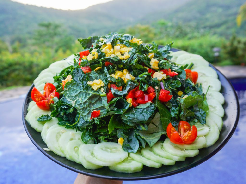 Салат из капусты кейл с кукурузой и болгарским перцем | сыро-веганский