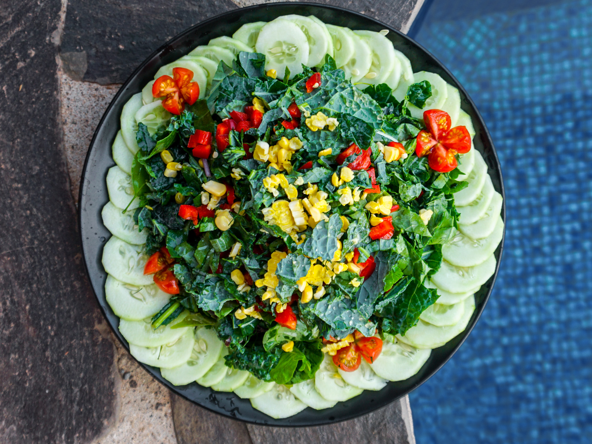 Kale Salat mit Mais und Paprika | Rawismyreligion