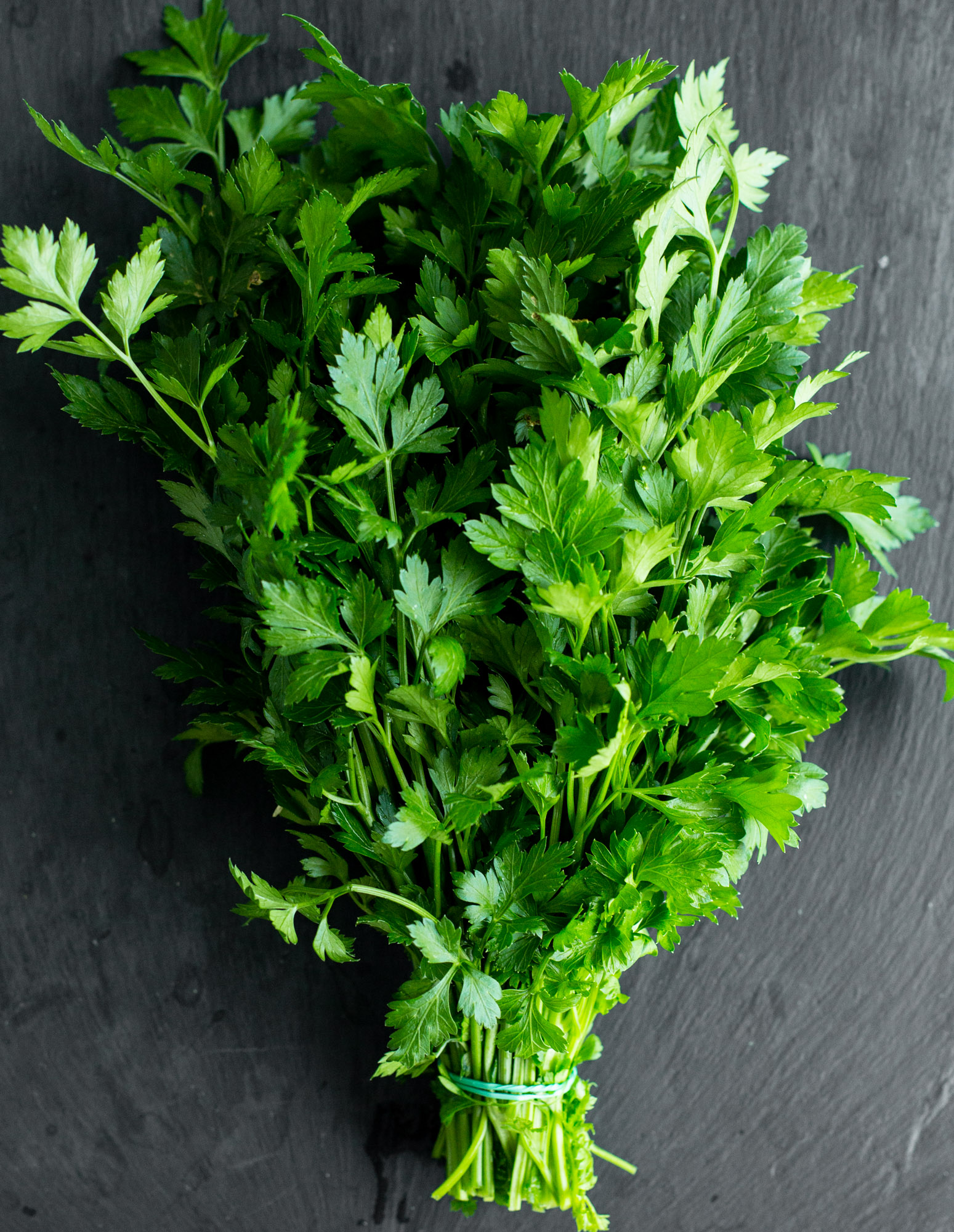 Organic parsley. Raw and vegan recipes with parsley.