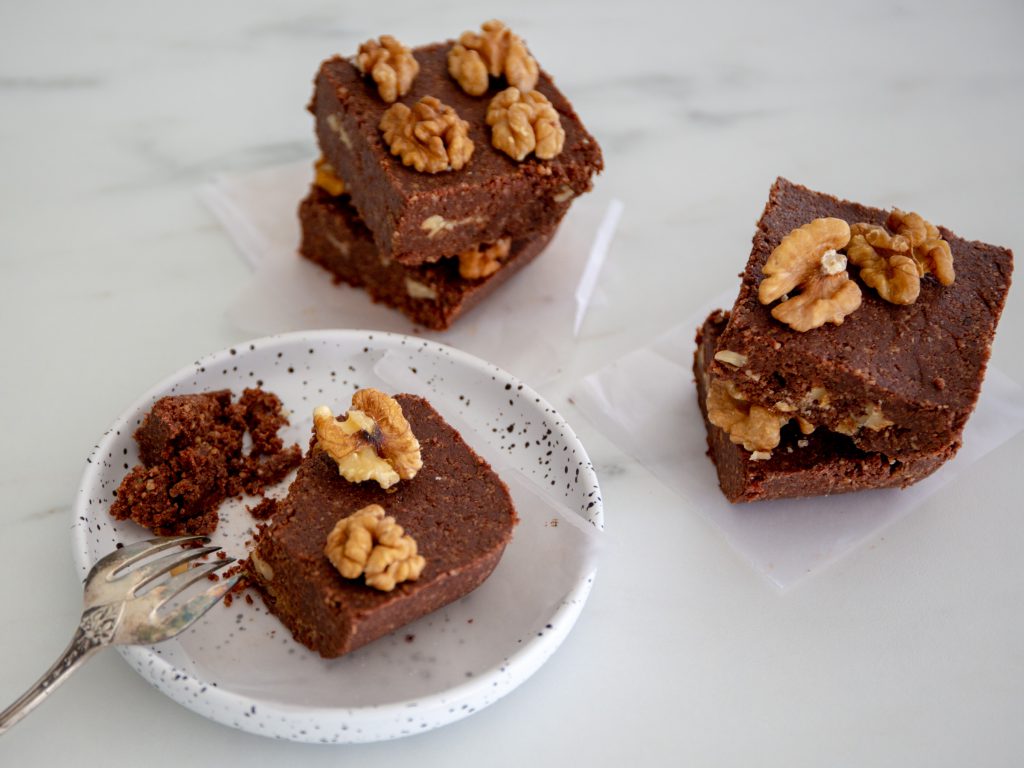 Vegane Rohkost Brownies aus einfachen Zutaten mit Leinsamen