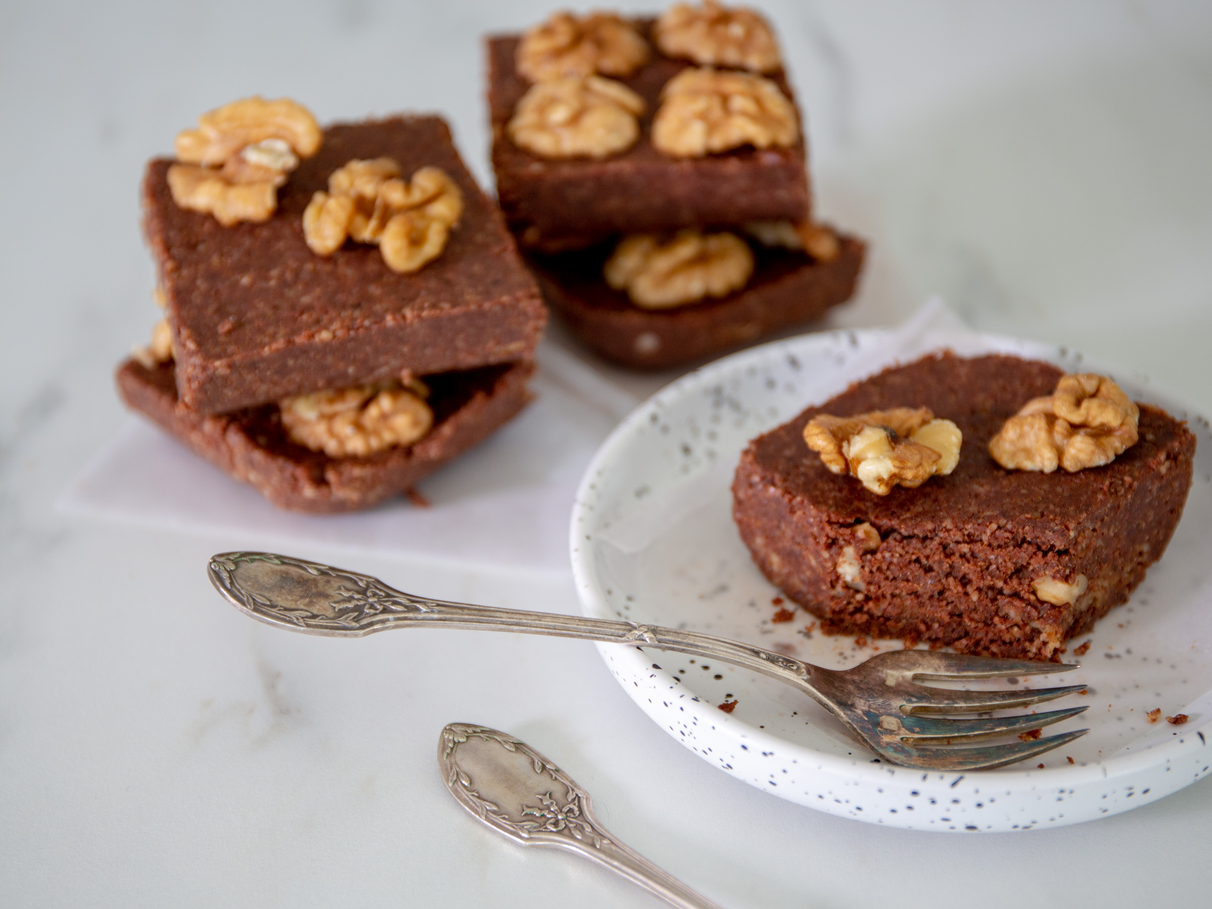 Vegane Rohkost Brownies aus einfachen Zutaten mit Leinsamen