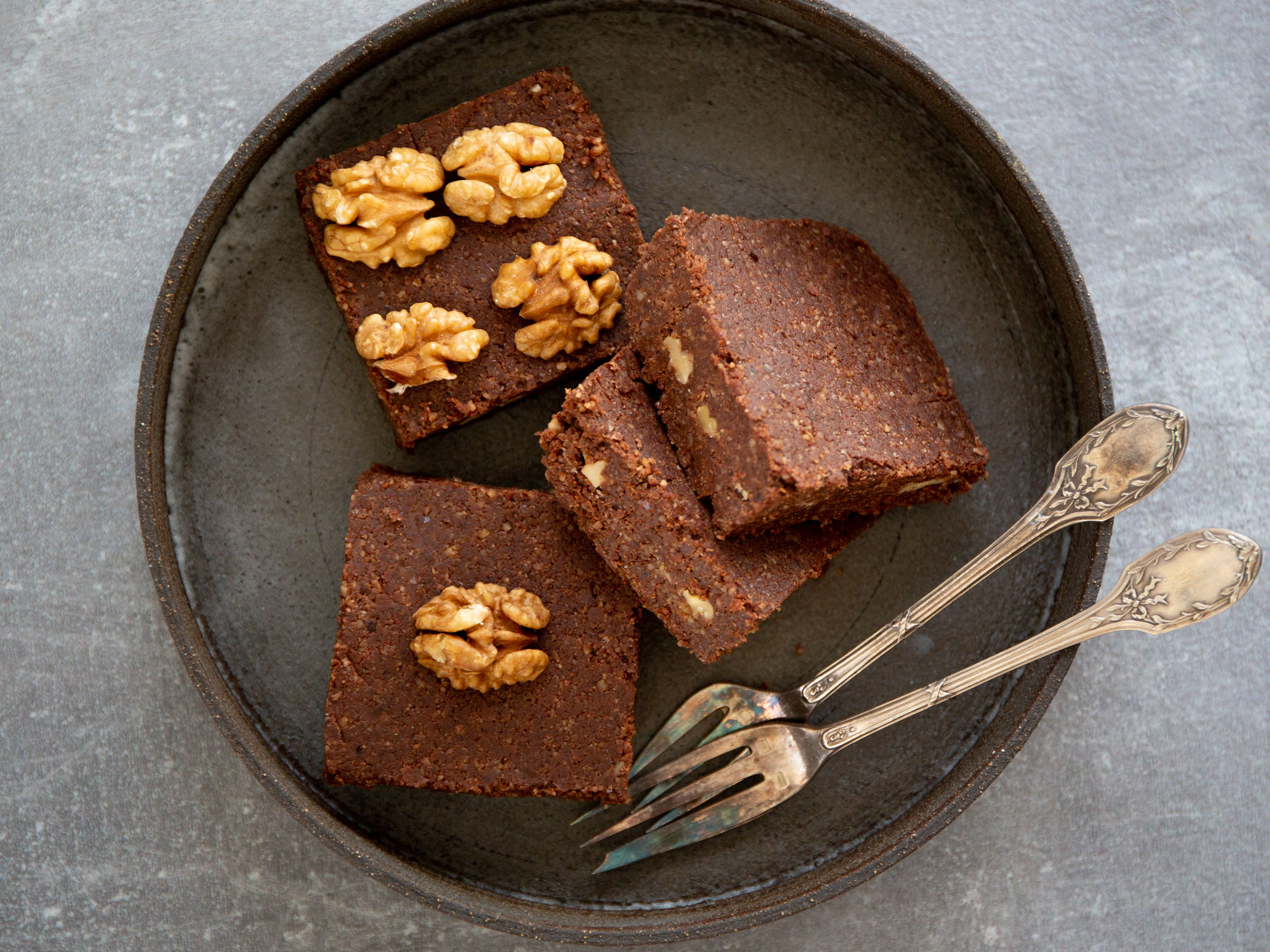 Vegane Rohkost Brownies aus einfachen Zutaten mit Leinsamen
