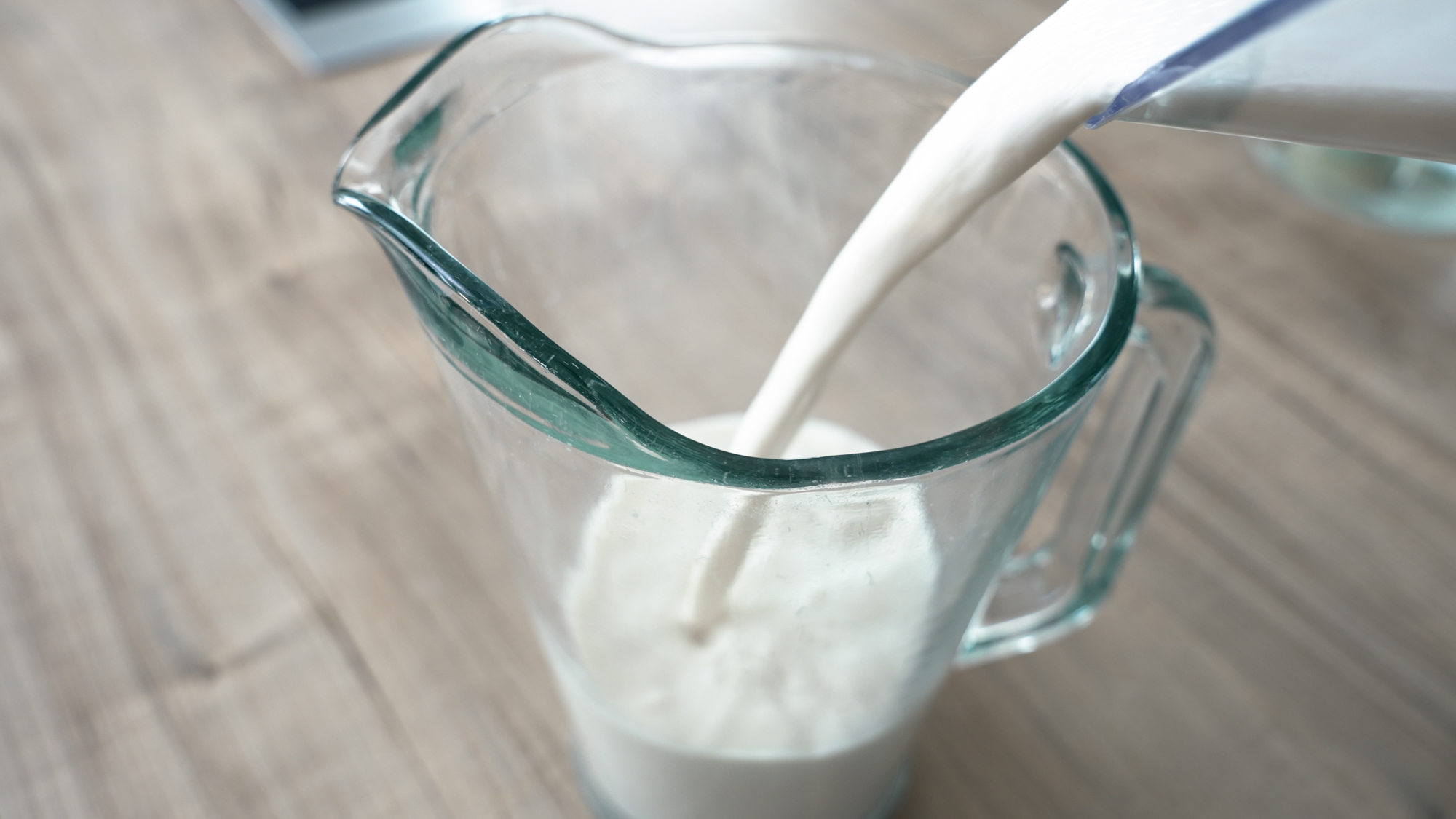 Die beste pflanzliche vegane Milch für Kaffee und Tee zubereiten aus Cashews in nur einer Minute.