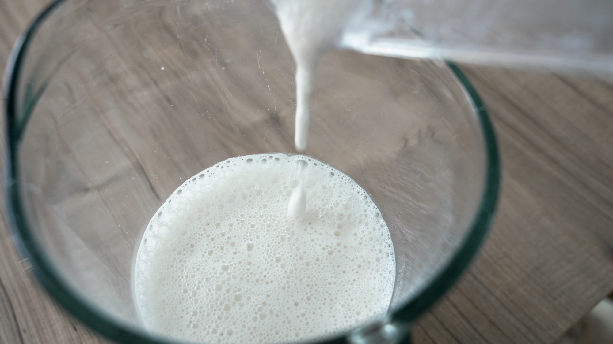 Как приготовить растительное молоко для кофе и чая за минуту из кешью
