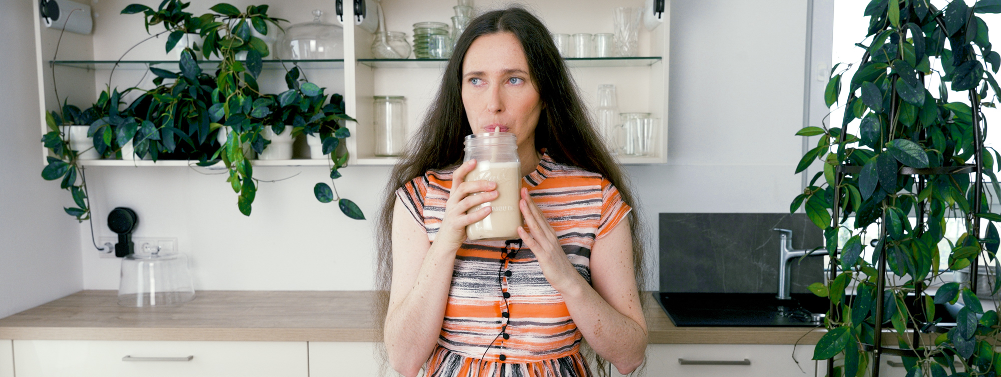 Die beste pflanzliche vegane Milch für Kaffee und Tee zubereiten aus Cashews in nur einer Minute.