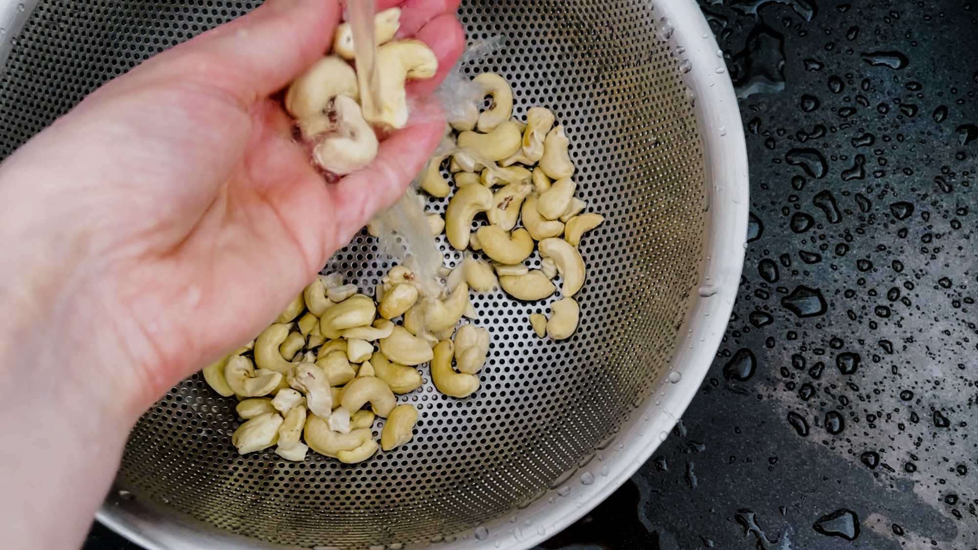 Die beste pflanzliche vegane Milch für Kaffee und Tee zubereiten aus Cashews in nur einer Minute.