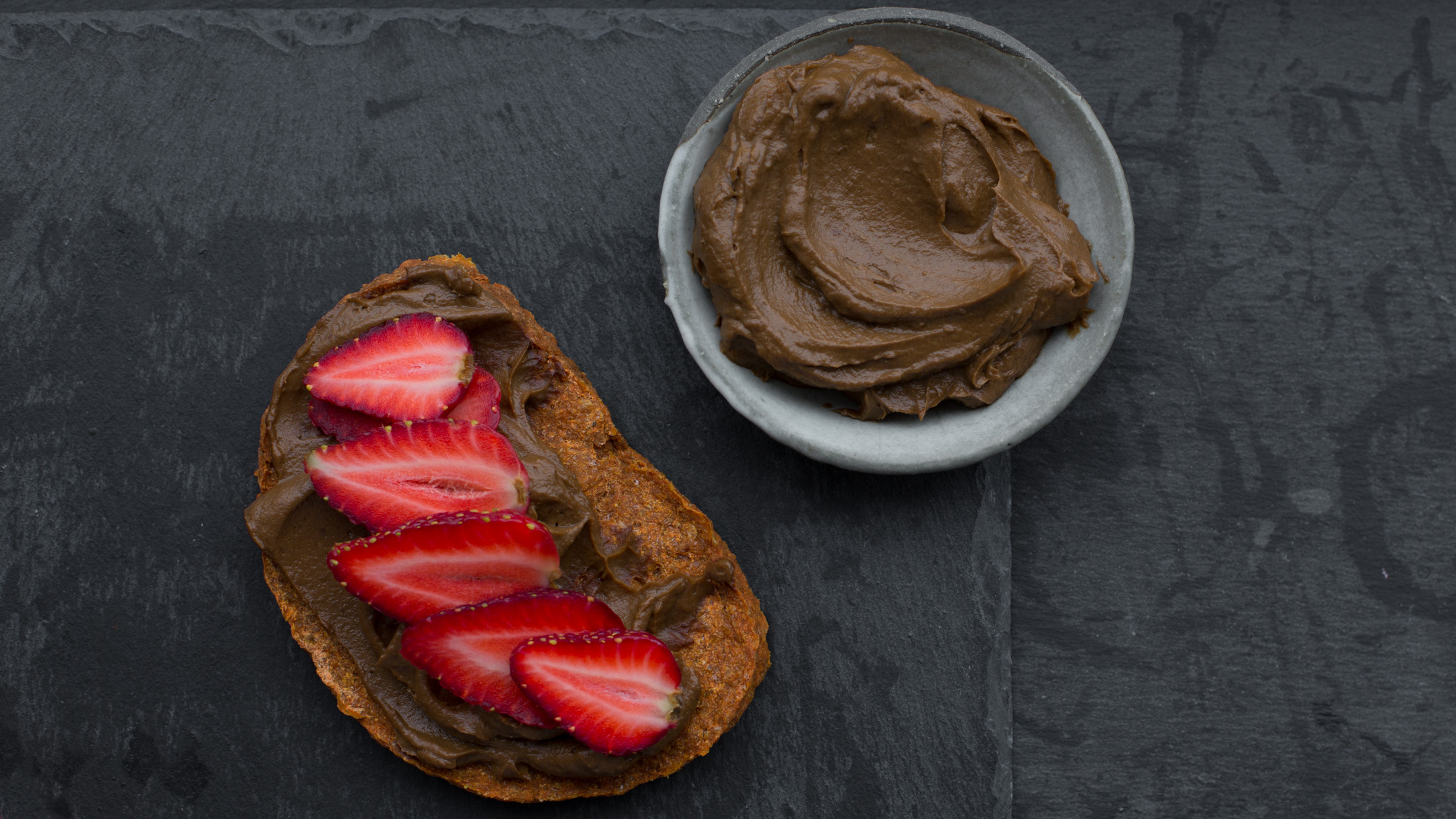 Chocolate spread with dates and avocado withr aw cacao