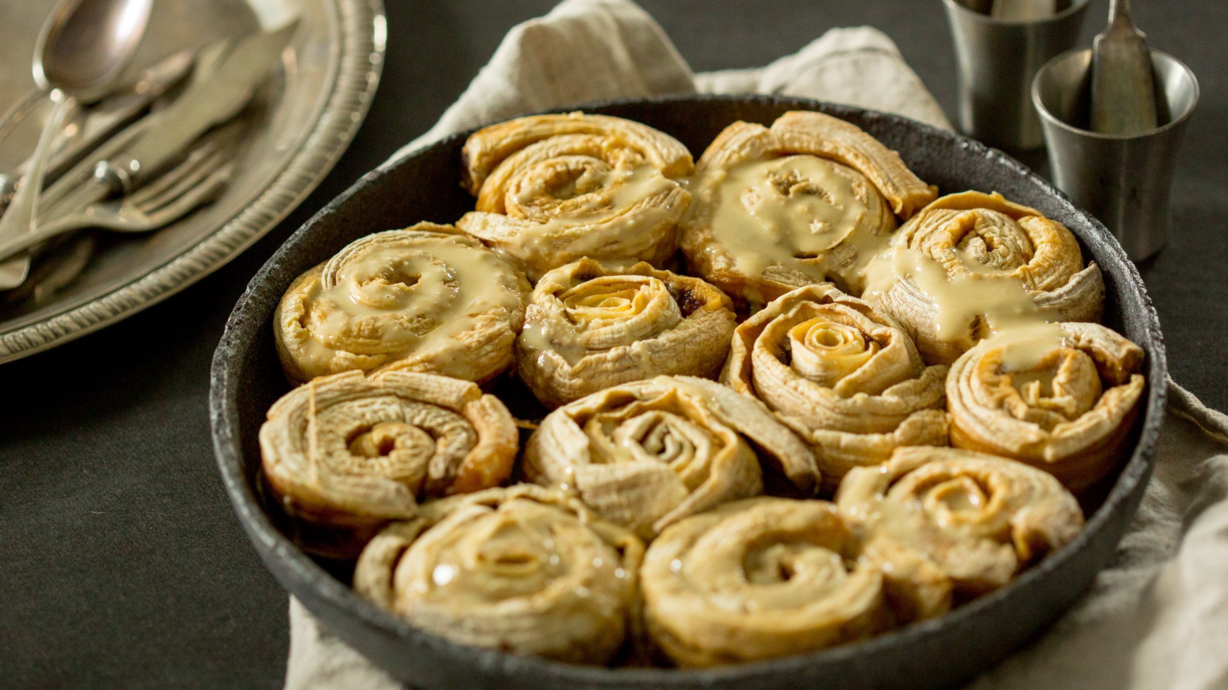 Zimtschnecken aus Banane mit Zimt und Mandelmus