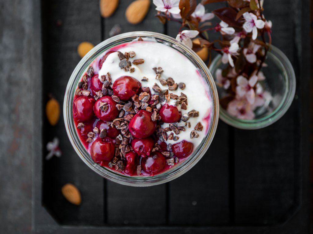 Kirschjoghurt mit Schokolade und Mandeln | Rawismyreligion
