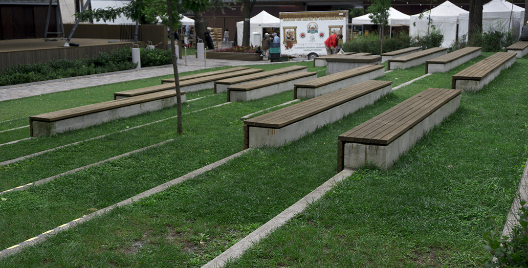 mom park organic market budapest picknick grass entrance area