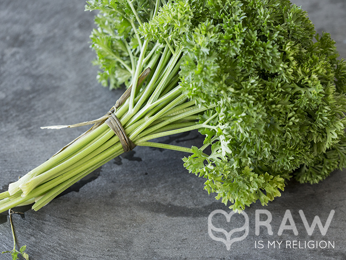 Organic parsley. Raw and vegan recipes with parsley.