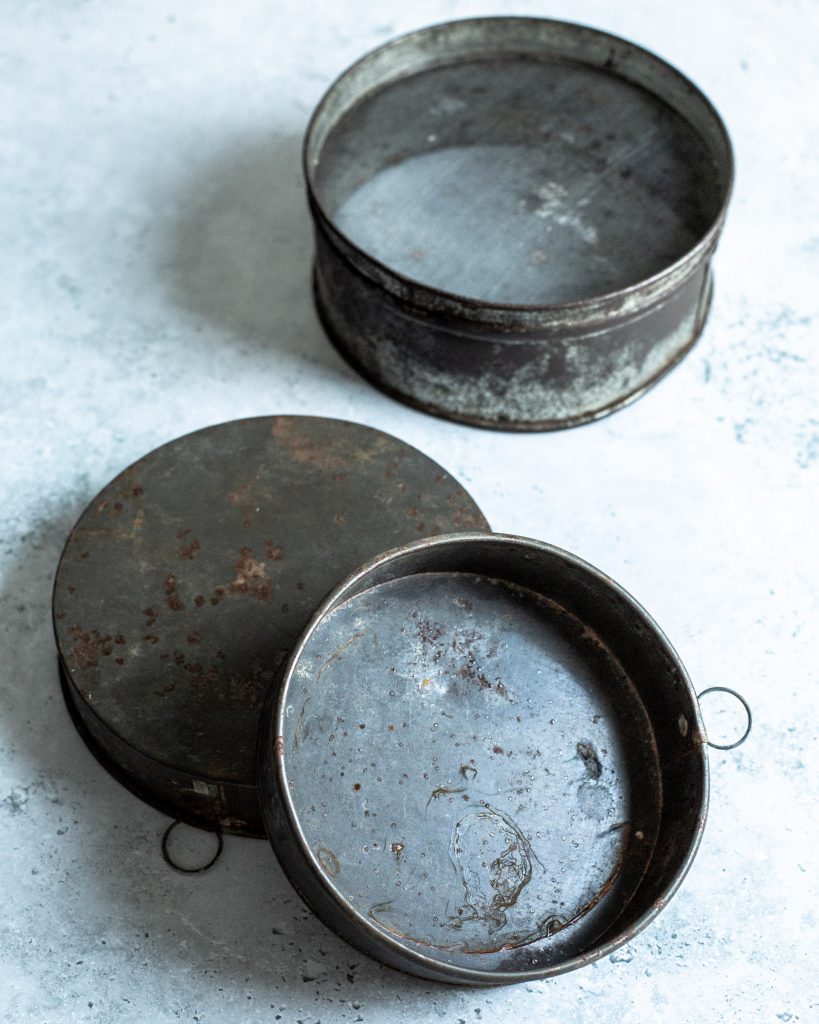 Old seave and round baking molds