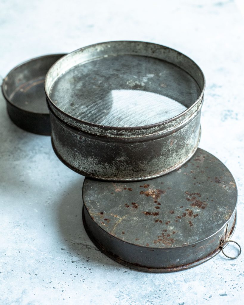 Old seave and round baking molds