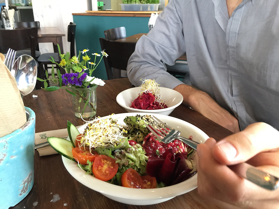 salad garden salad the bowl restaurant raw vegan berlin veganz