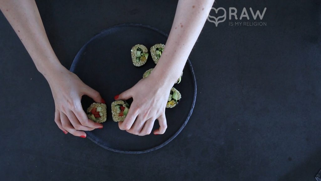 Rohkost Sushi selber machen mit Avocado und vegan.
