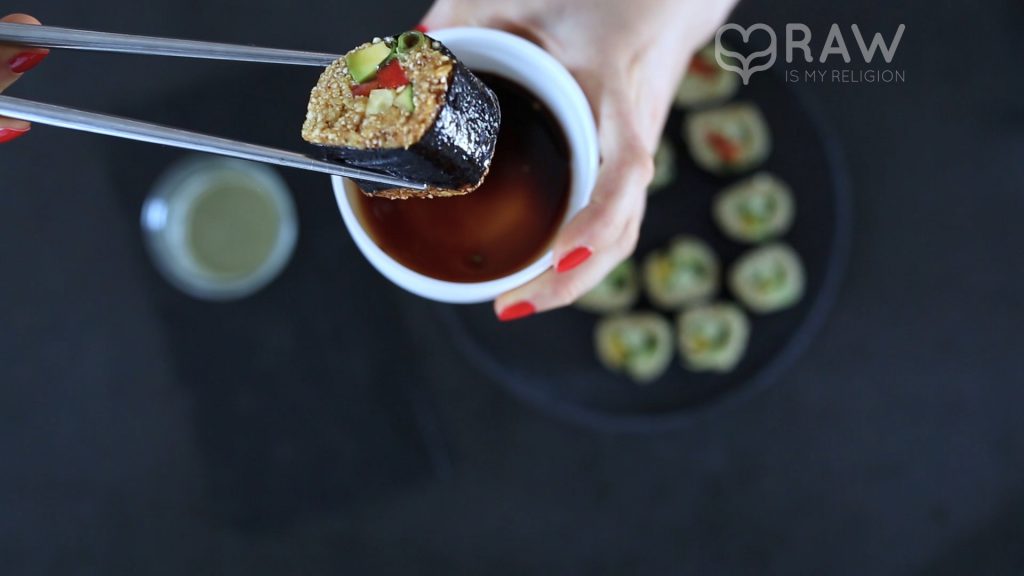 Rohkost Sushi selber machen mit Avocado und vegan.