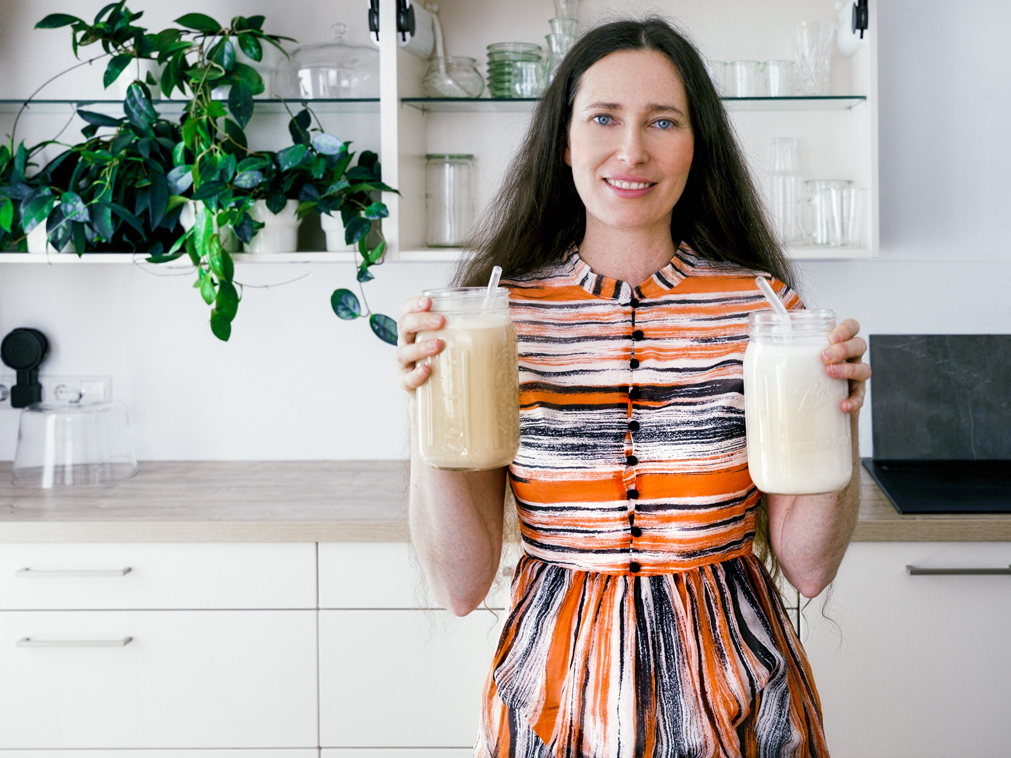 Die beste pflanzliche vegane Milch für Kaffee und Tee zubereiten aus Cashews in nur einer Minute.